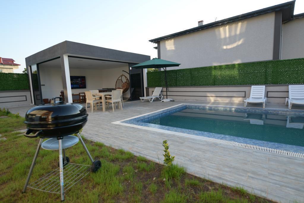 ARAKLI HÜRRİYET MAHALLESİNDE HAVUZLU LÜKS SATILIK VİLLALAR